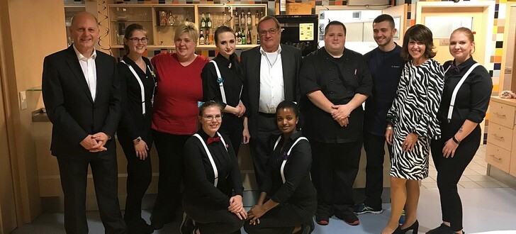 Von links: Schulleiter Jörg Demuth, Carolin Igl, Manuela Dangel, Jessica Kandzia, Wolfram Killer, Kevin Köhler, Robin Gambach, Abteilungsleiterin Margit Goldstein, Sandra Wehrstedt; davor: Tayla-Dane Meyer und Tsiyon Hillerkus.