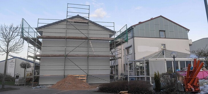 Die ehemliage Rüübsam-Zentrale und ein Neubau in Holzbauweise sind für Flüchtlinge vorgesehen ....