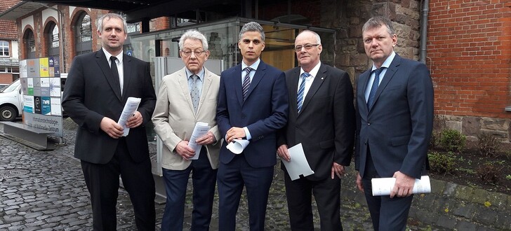 Im Bild von links: Karsten Aßmann und Michael Schmitt (Stellv. Vorsitzender u. Vorsitzender von Haus & Grund Fulda und Osthessen), Younes Frank Ehrhardt, Wolfram Kieselbach und Christian Streim (Landesverbandsgeschäftsführer, Stellv. Vorsitzender u. Vorsitzender von Haus & Grund Hessen) vor dem ITZ im „Alten Schlachthof“ Fulda