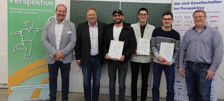 Strahlende Gesichter bei der Urkundenübergabe (von links): Perspektiva-Geschäftsführer Michael Bien, Beiratsmitglied Veit Küllmer, Mohammadullah Amiri, Arian Eiteljörge, David Penno und Joachim Hauß.