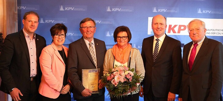 vlnr: Jutta Nothacker (Stellv. Landesvorsitzende), Horst Groß, Uwe Becker
(Landesvorsitzender), Dr. Christean Wagner (Ehrenvorsitzender)