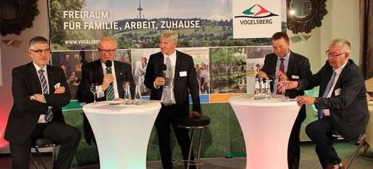 Sehen den Vogelsbergkreis auf einem guten Weg: Landrat Manfred Görig, Finanzminister Dr. Thomas Schäfer (links), IHK-Präsident Rainer Schwarz und Kreishandwerksmeister Edwin Giese (rechts) unterstreichen in einer von Dr. Volker Nies (Mitte) moderierten Diskussionsrunde die Vorzüge der Region