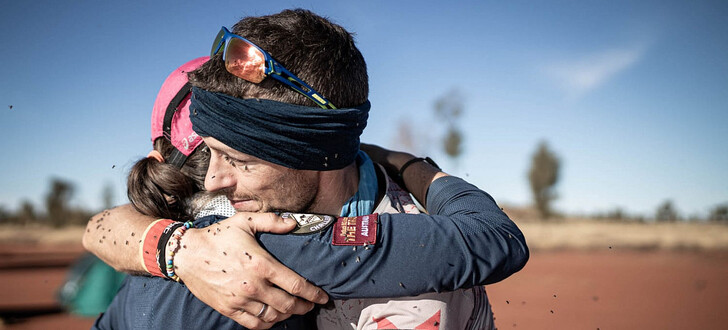 Nach dem Zieleinlauf fielen sich Sascha Gramm und Andrea Löw in die Arme. 522 Kilometer in zehn Tagen lagen hinter ihnen.