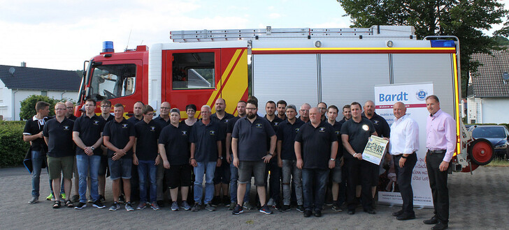 Roland Bardt, zweiter v. rechts, übergibt die Freikarten an die Aktiven der Feuerwehr Ronshausen....