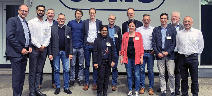 In Entwicklungs- und Schwellenländern ist ihr innovatives technologisches Know-how gefragt: Der Leiter des GWP-Länderforums Indien, Peter Althaus (links), und der JUMO-Branchenmanager für Wasser und Abwasser, Dipl.-Ing. Matthias Kremer, (zweiter von rechts) diskutierten mit weiteren GWP-Mitgliedern über die Planung und Ausführung einer Abwasseranlage in Indien.
