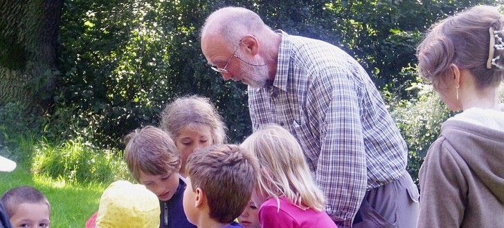 Der Leiter der Forschungsstation Schlüchtern, Dr. Karl-Heinz Schmidt, vermittelt ökologische Erkenntnisse an nachfolgende Generationen