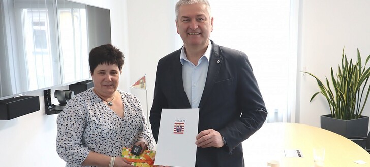 Für ihr vielfältiges Engagement hat Landrat Bernd Woide der langjährigen Kreiselternbeiratsvorsitzenden Martina Gilbert im Auftrag der Hessischen Staatskanzlei den Landesehrenbrief verliehen.
