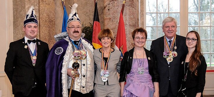 Der Hessische Ministerpräsident Volker Bouffier und Ehefrau Ursula sowie Prinzessin Renate von der flotten Kasse und Prinz Gerhard XXXVIII., der in seiner Freizeit Bäume fällt und Felder bestellt, mit den Adjutanten Mareike und Tobias vom Carneval Club Thalau e.V ...