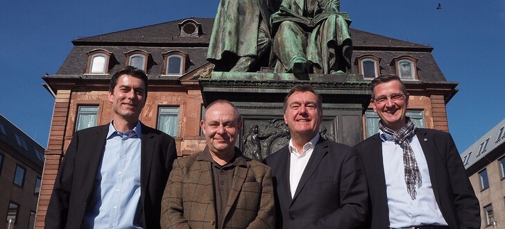 Werbung für Fördermittel vor dem Nationaldenkmal der Brüder Grimm: Bundestagsabgeordneter Dr. Sascha Raabe, Intendant Frank-Lorenz Engel, Oberbürgermeister Claus Kaminsky und Martin Rabanus, Sprecher für Kultur und Medien der SPD-Bundestagsfraktion (von links)