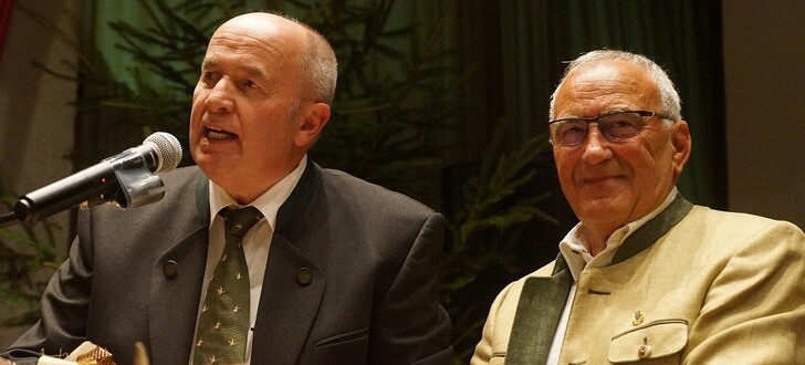 Festredner Otmar Sippel (rechts) und sein Amtsnachfolger, der aktuelle Vorsitzende der Jäger- und Gebrauchshundevereinigung Rhön-Vogelsberg, Dr. Rudolf Leinweber, bei der Jubiläumsveranstaltung.