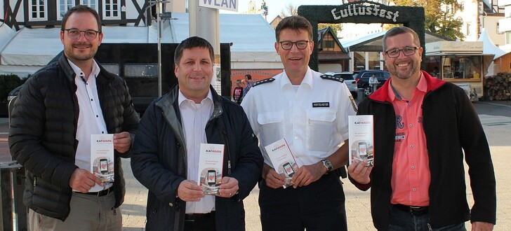 Eng beisammen zum Thema Katwarn (v.l.n.r.): Felix Wimhöfer (Fachbereichsleiter Stadtmarketing), Bürgermeister Thomas Fehling, Horst Mertelmeyer (Polizeidirektion Hersfeld-Rotenburg) und Helge Assi (Technischer Leiter Lullusfest)