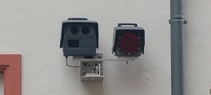 Die Geräte hinterm Rathaus sollen zeigen, ob die Kontrolle der Durchfahrtberechtigung nicht mithilfe von neuen Technologien durchgeführt werden könnte.
