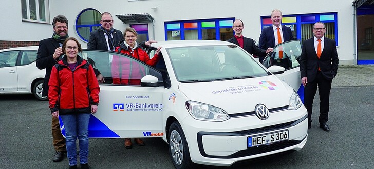 v .l.: Monika Mogk, dahinter Parrer Thomas Funk, Bürgermeister Thomas Rohrbach und Helena Hammermeister
rechts neben dem Auto: Stefan Gunkel, Henrik Muhl und Ulrich Vaupel