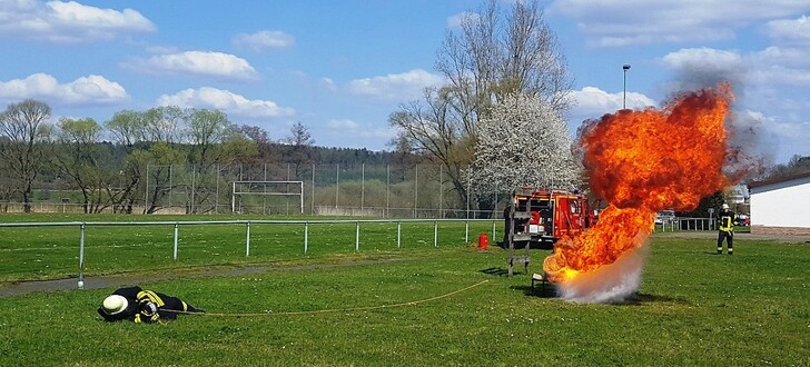 Die Feuerwehr beteiligte sich am diesjährigen Dorf- und Hof-Flohmarkt mit einem Feuerwehr-Workshop.