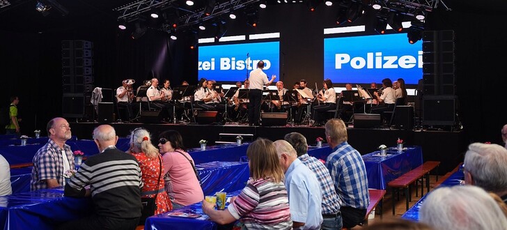 Erinnerung aus dem Polizei-Bistro beim Hessentag in Korbach: Kleinkunst und Musik lassen diese Event-Location zu etwas ganz Besonderem werden.