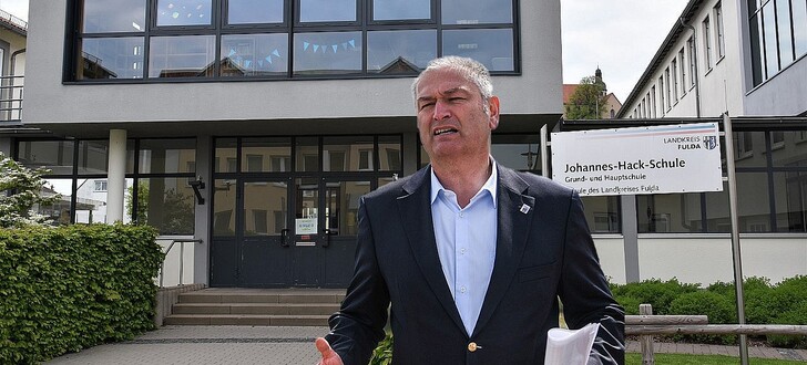 Landrat Bernd Woide äußert sich zur Schließung des Hauptschulzweigs an der Johannes-Hack-Schule in Petersberg