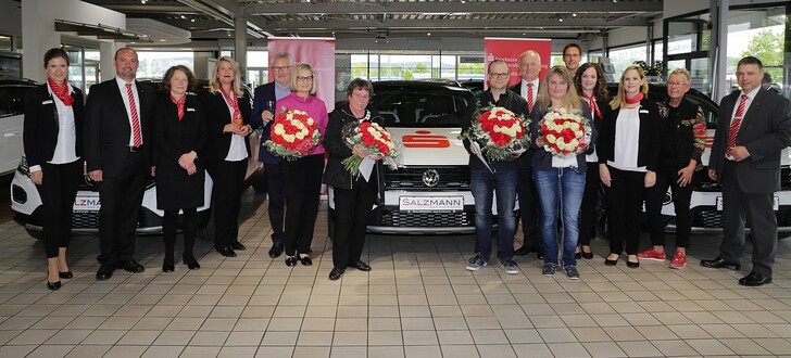 Die glücklichen Gewinner der vier neuen VW T-Roc Sport 4Motion 2.0 TSI PKW im Autohaus Salzmann bei der Übergabe