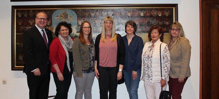 Alsfelder Tagesmütter (von links nach rechts) Ursel Schnorr, Nadine Kölsch, Rodena Zinn, Mirjam Kneußel, Anita Böcher, eingerahmt von Bürgermeister Stephan Paule (links) und Stabsstellenleiterin Nicole Jörg rechts