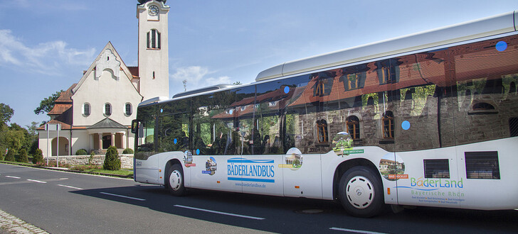 Der Bäderlandbus verkehrt in der bayerischen Rhön und verbindet die Kurorte Bad Brückenau im Landkreis Bad Kissingen und Bad Königshofen im Landkreis Rhön-Grabfeld. Was hier im Kleinen bereits sehr gut funktioniert, soll schon bald auf alle Rhönlandkreise ausgeweitet werden. So ist denkbar, dass diese Busse der Bäderlandlinie bis Bad Salzungen im Wartburgkreis fahren. Doch zunächst muss ein Konzept erarbeitet werden.
