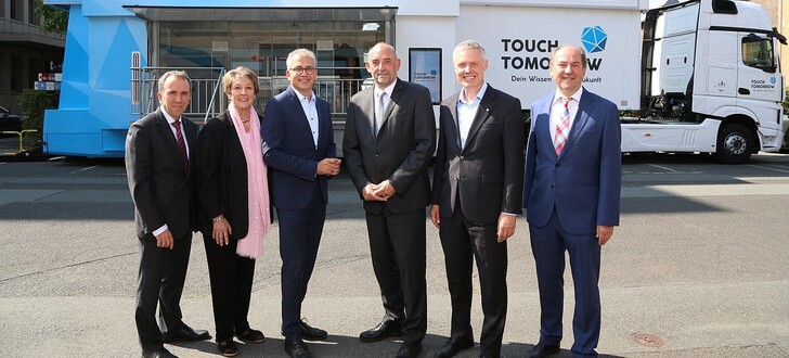 Von links: Dr. Frank Martin (Vorsitzender der Geschäftsführung der RD Hessen), Prof. Ingeborg Henzler (Vorstandsmitglied der Dr. Hans Riegel-Stiftung) , Tarek Al-Wazir (Wirtschaftsminister), Detlef Scheele (Vorsitzender des Vorstandes der Bundesagentur für Arbeit), Dr. Manuel Lösel (Kulturstaatssekretär) und Dr. Reinhard Schneider (Vorsitzender der Dr. Hans Riegel-Stiftung)