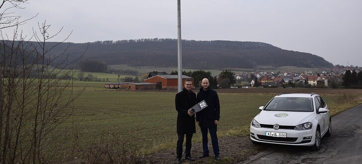 Bürgermeister Andre Stenda (links) und Dr. Sebastian Breker (Regionalleiter der EAM) präsentieren die moderne Straßenbeleuchtung.
