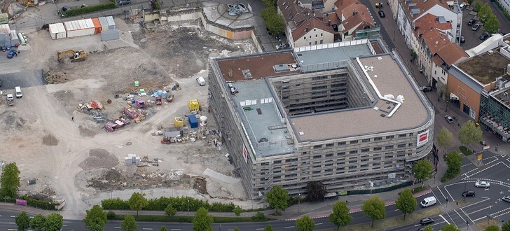 Die Löhertor-Baustelle. Hier will die RhönEnergie im vierten Quartal 2019 einziehen.