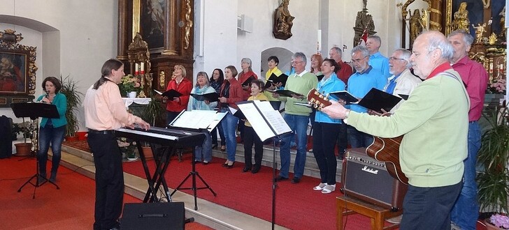 Die Gruppe GuIG aus Hammelburg begeisterte in der Klosterkirche am Kreuzberg mit modernen Lieder zum Lob und zur Ehre Gottes