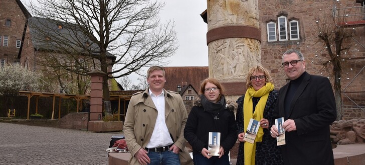 (Von rechts) Bürgermeister Malte Jörg Uffeln, Stadtführerin und Märchenerzählerin Margot Dernesch, Praktikantin Sophia Röder und Tim Schätzke, Geschäftsführer von Gandayo präsentieren den neuen Märchenbrunnenflyer.