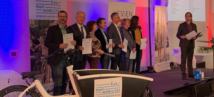 Überreichung der Aufnahmeurkunde an Bürgermeister Dieter Kolb zur Mitarbeit in der Arbeitsgemeinschaft Nahmobilität Hessen durch Staatssekretär Jens Deutschendorf