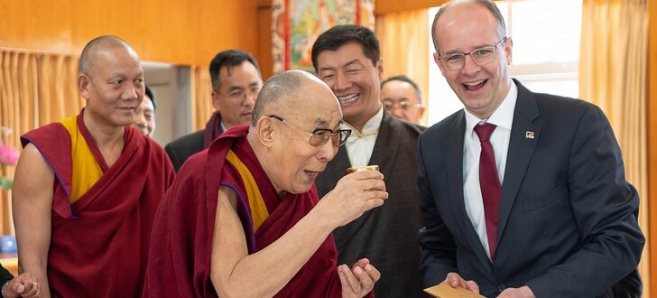 Der heimische Bundestagsabgeordnete Michael Brand (CDU, rechts) beim Damai Lama (Bildmitte)