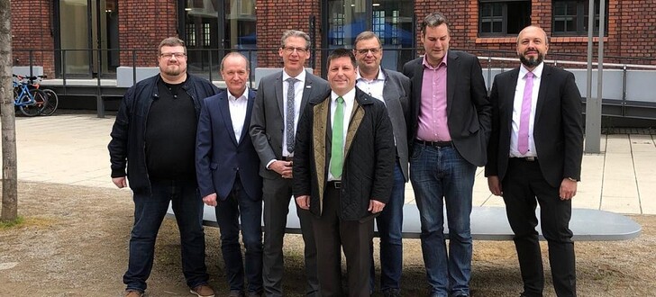 Freuen sich über die Neuansiedlung (v.li.): Kai Sattler (Bauleiter Planungsbüro Sattler), Markus Wachtel (Architekt Wachtel Architekten), Martin Schimpf (Geschäftsführer Summacom), Thomas Fehling (Bürgermeister Bad Hersfeld), Johannes van Horrick (Geschäftsführer Wirtschaftsbetriebe Bad Hersfeld), Christian Scholz (Geschäftsführer Wirtschaftsbetriebe Bad Hersfeld) und Christian Menke (Leiter Kundenmanagement Netcom Kassel).