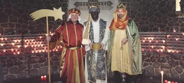 Auch in diesem Jahr waren Sternsinger am Kreuzberg unterwegs. Bürgermeister Georg Seiffert (links), Georg Kirchner und Matthias Hüttner