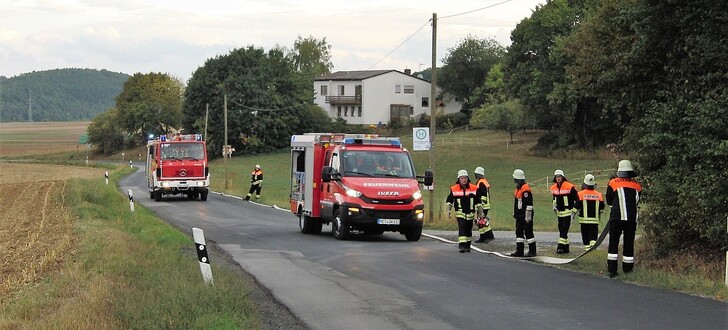 Während ein großer Teil der Feuerwehrleute in den Aufbau der Löschwasserstrecke eingebunden war, kümmerten sich die anderen derweil um die Verkehrsabsicherung.