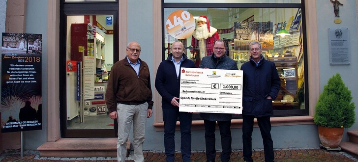 Von links: Jürgen Volk und Thomas Englisch (Jean Bergeon KG), Ole Schön (Barbarossakinder), Dr. Hans-Ulrich Rhodius
