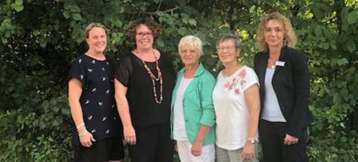 Susanne Simmler (Zweite von links) mit den Vereinsvertreterinnen von „Flügelbruch“ und Iris Hurrlein vom Sozialamt.