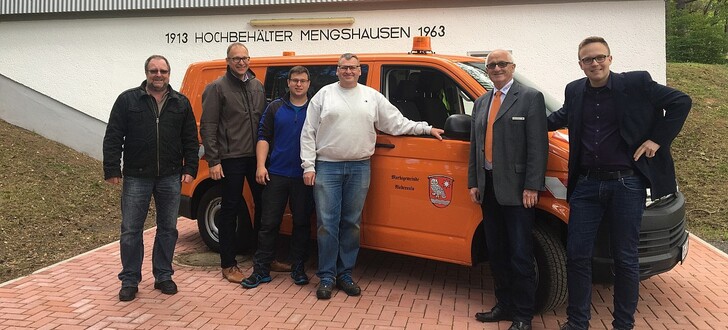Über das neue Fahrzeug freuen sich Bauhofleiter Jürgen Reinhardt, Bürgermeister Thomas Rohrbach, Bauhofmitarbeiter Timo Allendorf, Wassermeister Matthias Pfaff sowie Rainer und Marcel Oschmann vom Autohaus Salzmann (v.l.) über die erfolgte Übergabe.