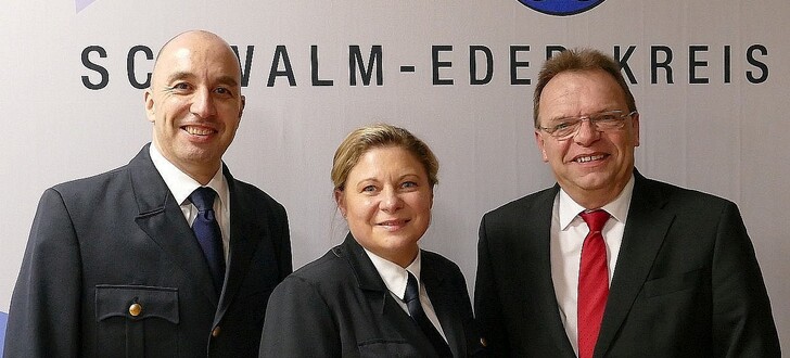 Bildunterschrift von links: der stellvertretende Kreisbrandinspektor Michael von Bredow, die neue Kreisbrandinspektorin Tanja Dittmar und Landrat Winfried Becker