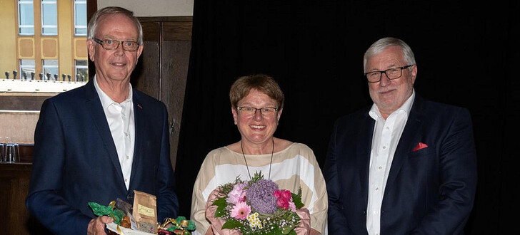 Gisela Danne-Patt mit dem Vorstandssprecher der Marienschule, Winfried Engel (l.), und Schulleiter Dr. Oswald Post (r.)