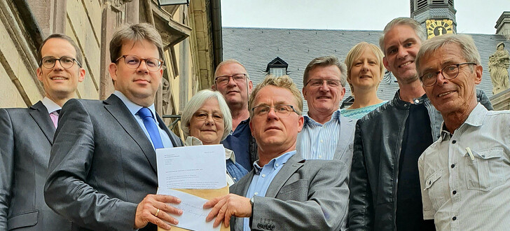 Stadtbaurat Daniel Schreiner, OB Dr. Heiko Wingenfeld, Stadträtin Heidelinde Weinberger, Aloys Raschke, Ortsvorsteher Roman Namyslo, Alfred Hosenfeld, Christine Langer, Christoph Till und Hubert Schulte