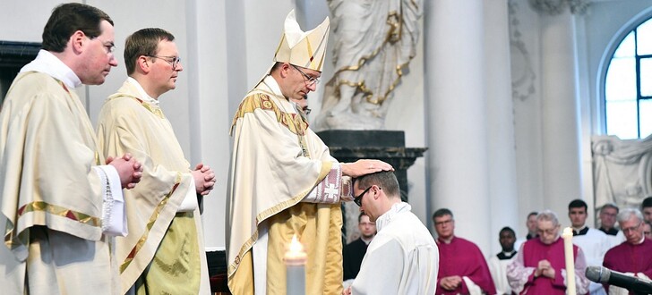 Im Rahmen eines feierlichen Gottesdienstes spendete der Oberhirte dem Priesteramtskandidaten Kai Scheffler aus der Pfarrei St. Michael in Michelsrombach die Diakonenweihe.