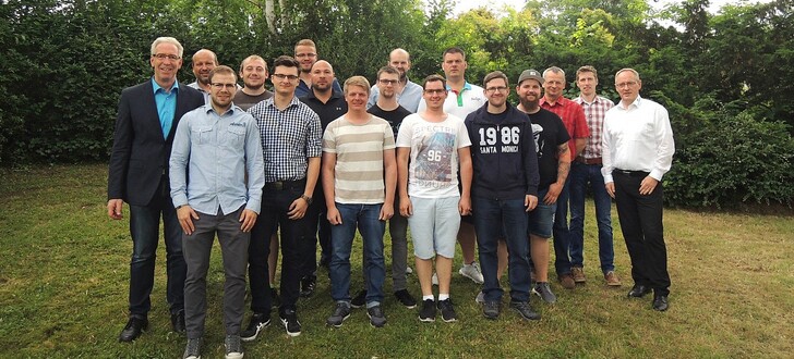 Von links: Hubert Schmidt-FBS, Tobias Heitz-FBS, Niklas Döppner, Carsten Hick, Boris Showtan, Nikolai Keller, Daniel Weß, Tobias Rehm, Carsten Barth, Andreas Krug, Lorenz Bachmann, Rene Damme, Johannes Scharfe, Dominik Seibert, Steffen Krug, Michael Weber, Berthold Königs-REFA.