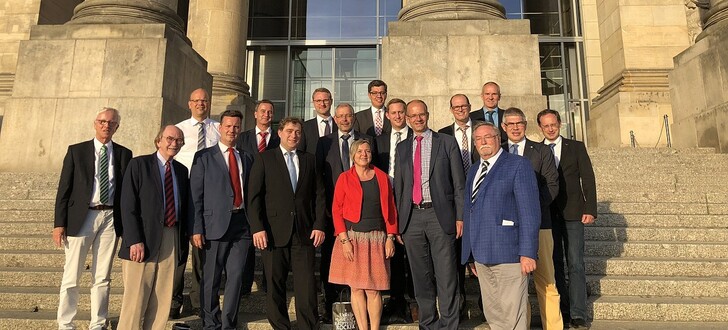 Nach dem Besuch einer Plenarsitzung vor dem Reichstagsgebäude: Der heimische Bundestagsabgeordnete Michael Brand mit der Kreisspitze und zahlreichen Bürgermeistern aus dem Vogelsbergkreis