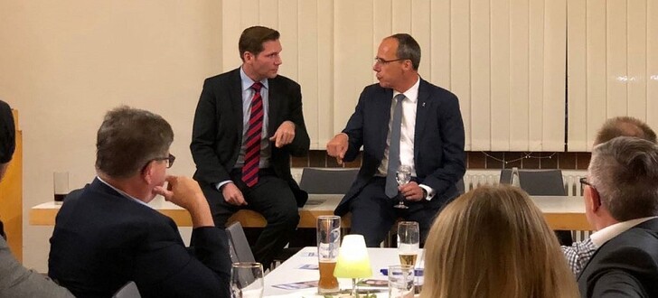 Auf Einladung des CDU-Landtagskandidaten Andreas Rey (li.) und des CDU-Gemeindeverbandes ist Innenminister Peter Beuth (re.) ins Bürgerhaus nach Eiterfeld gekommen.