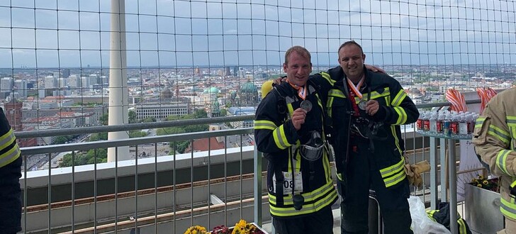Niclas Hagemann und Andreas Lehn von der Ludwigsauer Feuerwehr in der 39. Etage des Park Inn Hotels in Berlin.