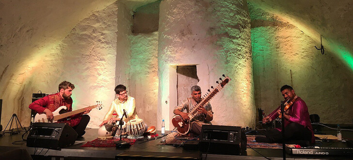 Willkommen bei Indrajala: Im Eisenbacher Gewölbekeller ist klassische indische Musik grenzenlos zu erleben gewesen.