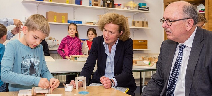 In der Kinder-Akademie Fulda besichtigte Minister Grüttner (rechts) auch die Erfinder-Werkstatt.