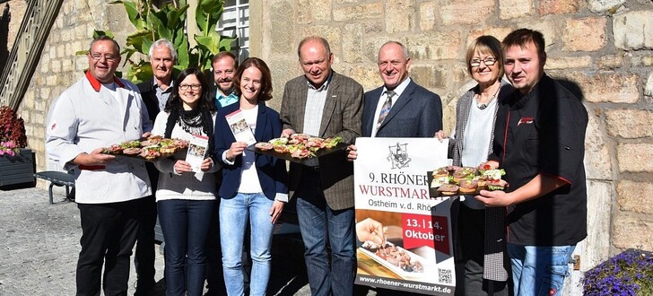 Auf in die neunte Runde: Das Team des Rhöner Wurstmarkts steht in den Startlöchern. Am 13. und 14. Oktober ist der Luftkurort Ostheim Schauplatz für DIE Feinschmeckermesse für handwerklich erzeugte Wurst- und Schinkenspezialitäten. Federführend bei der Organisation sind (von links) Metzgermeister Anton Koob, Innungsobermeister Rhön-Grabfeld, Joachim Leyh, Verein für Stadtmarketing Ostheim, Melanie Schmitt, Tourist-Info, Stadtrat Steffen Malzer, Catharina Clas, Tourist-Info, Michael Geier, Biosphärenreservat Rhön, Bürgermeister Ulrich Waldsachs, Anne Marie Drescher und Metzgermeister Johannes Dietz, beide Wurstmarkt-Arbeitskreis.