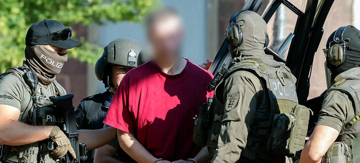 Stephan E., Tatverdächtiger im Fall des ermordeten Kasseler Regierungspräsidenten Walter Lübcke, wird von einem Hubschrauber zum Bundesgerichtshof (BGH) zu einem Ermittlungsrichter gebracht.
