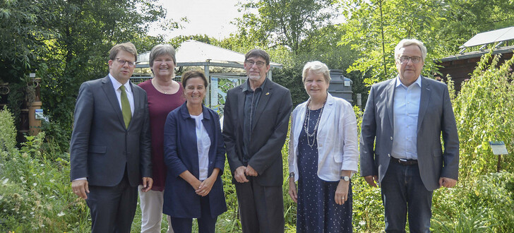 Feierten gemeinsam das Jubiläum: Fuldas Oberbürgermeister und erster Vorsitzender des Umweltzentrum Dr. Heiko Wingenfeld, Kreisbeigeordnete Mechthild Klee, Landtagsabgeordnete Silvia Brünnel (Bündnis 90/Die Grünen), Volker Strauch (Geschäftsführer), Dr. Beatrix Tappeser (Staatssekretärin Umweltministerium), Leiter des staatlichen Schulamts Stephan Schmitt (v.l.).