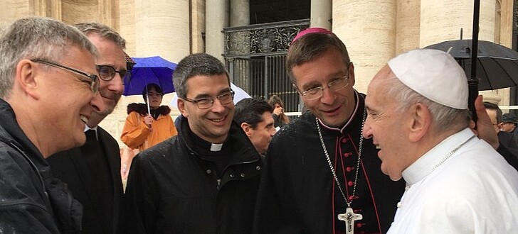Im Bild von links: Professor Christoph Müller, Professor Bernd Dennemarck, Dr. Florian Böth, Bischof Dr. Michael Gerber und Papst Franziskus. In der Mitte eine Bronzestatuette des heiligen Bonifatius, die der Heilige Vater als Geschenk erhielt.
